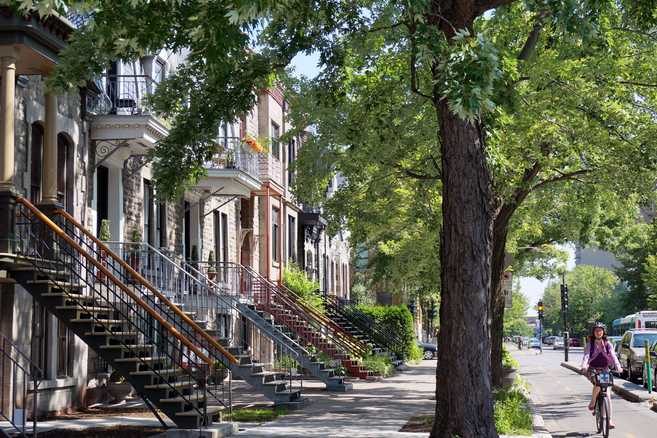 Typical Montreal plex next to a bike lane - Photo de Steve Boland